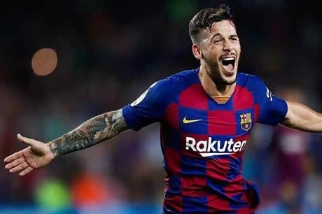 كلب يعض نجم برشلونة السابق ما استدعى نقله للمشفى
