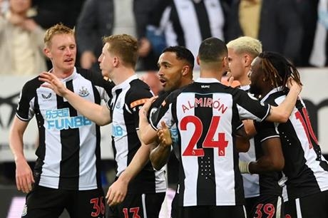 نيوكاسل يقدم عرضًا رسميًا للاعب مانشستر يونايتد السابق
