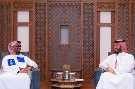 تركي آل الشيخ يعلق على ارتداء طحنون بن زايد "وشاح الهلال" أثناء لقاء مع ولي العهد السعودي