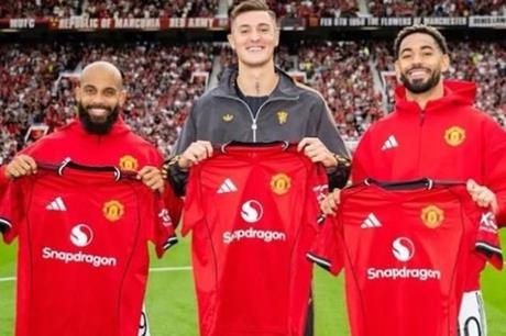 مان يونايتد يبرم صفقات بالملايين ويطرد مئات الموظفين