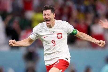 ليفاندوفسكي ينعش آمال بولندا ويطوي صفحة الخلافات