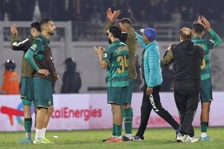 متفوقًا على الوداد.. الرجاء يحسم صفقة مهاجم مغربي