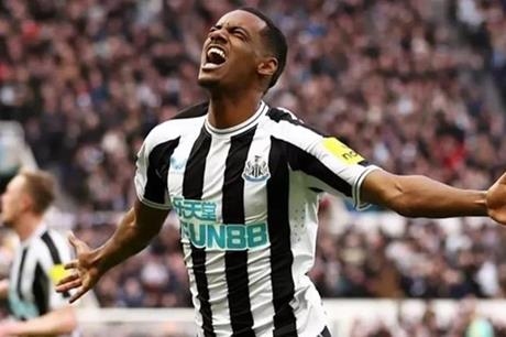 ايزاك يتلاعب بمشاعر جماهير ليفربول مجددًا.. السويدى إلى أين؟
