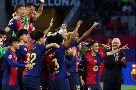 استدعاء 3 لاعبين لاجتماع طارئ في برشلونة