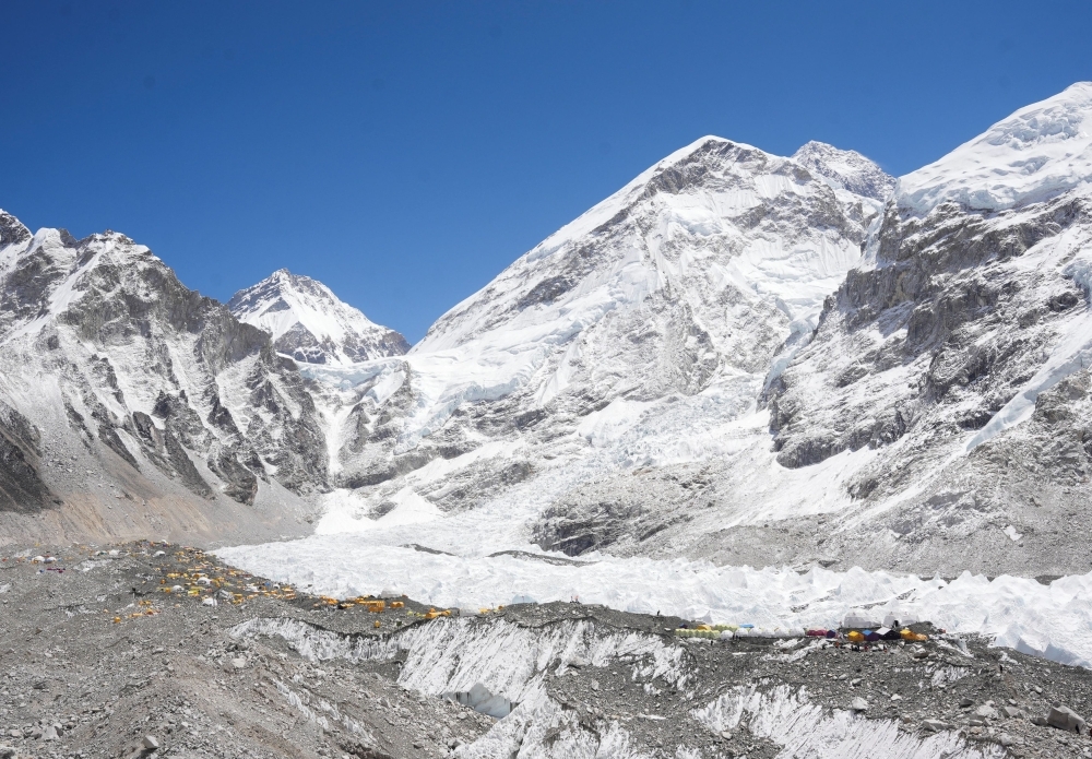 Snow crisis in the Himalayas: 23-year low threatens water supply for two billion people