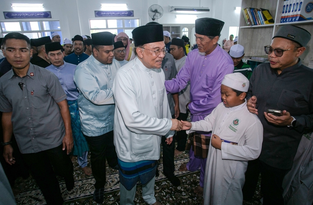 Anwar urges schools to prioritise digital technology and AI mastery