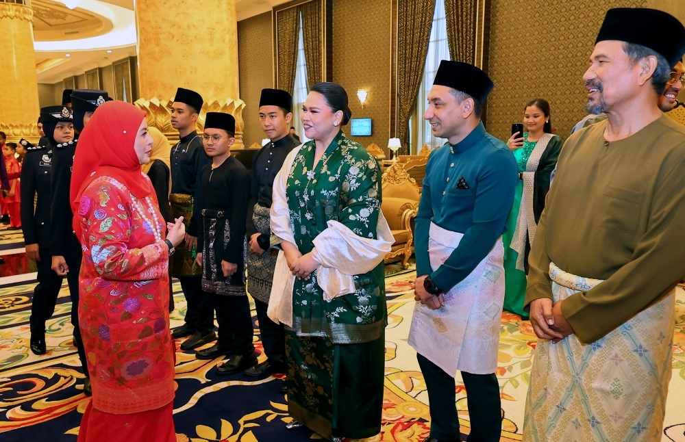 Queen graces tea reception with artistes, national figures