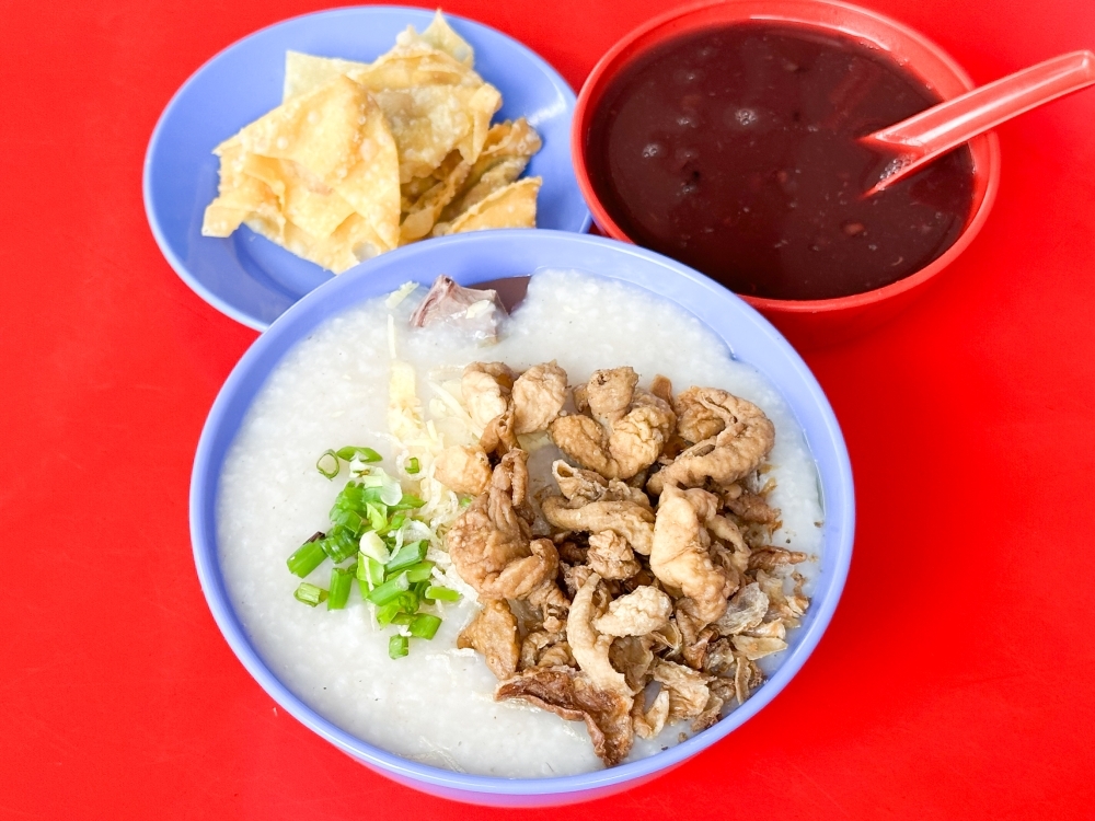 When night falls, the appeal of ‘zhu zhap chuk' drives one to dine at Jinjang Baru's Restoran Yung Yi Kei