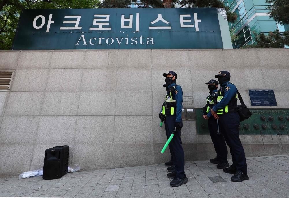 Yonhap: S. Korea prosecutors raid ex-president's house over shaman probe