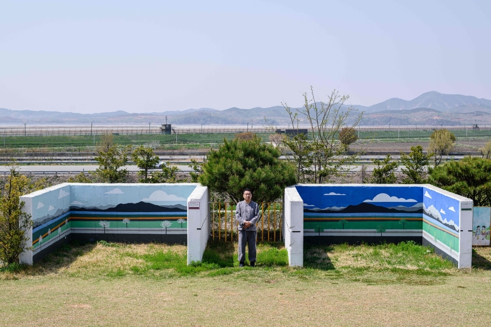 Bunker-cafe on Korean border paints image of peace