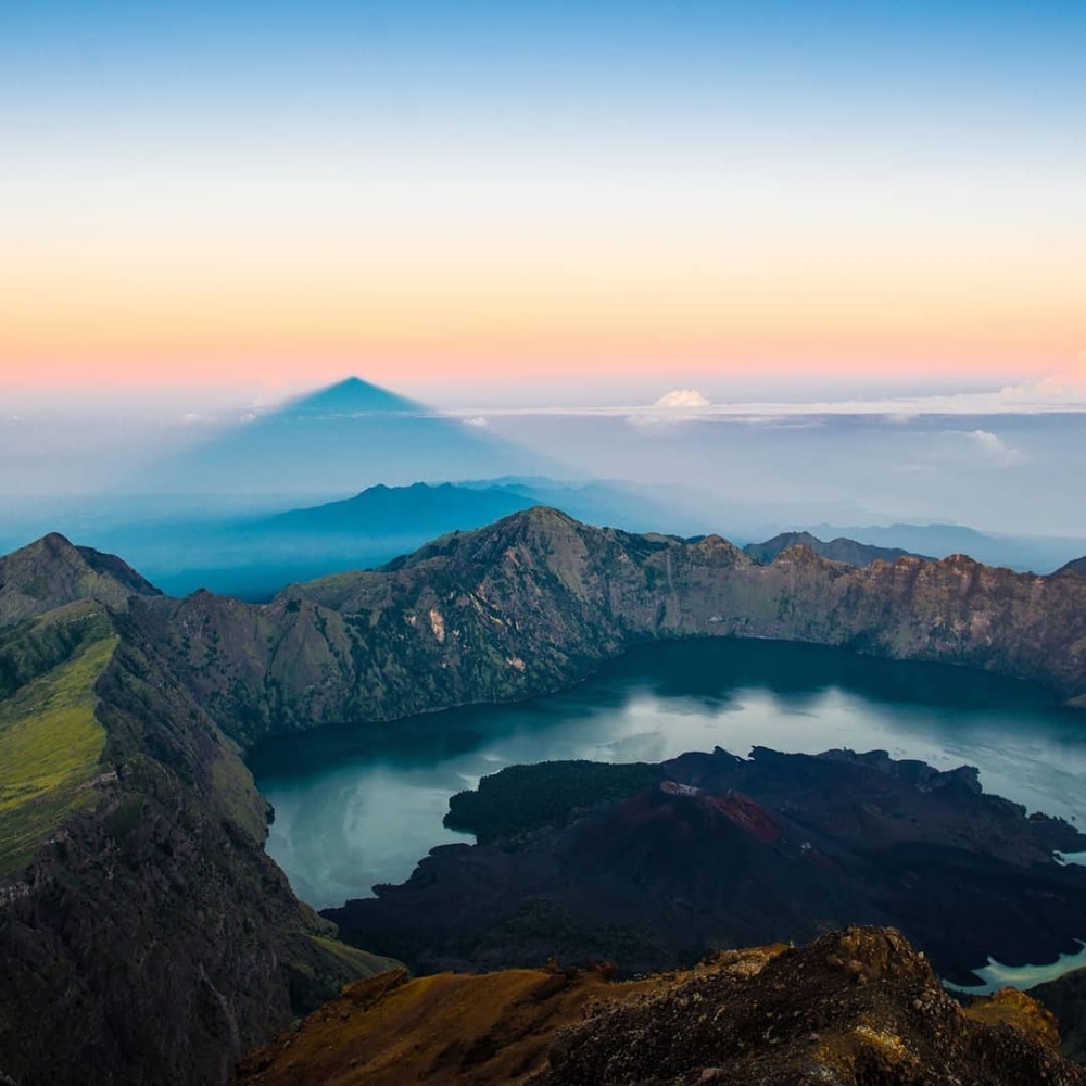 Malaysian climber falls on Indonesia's Mount Rinjani, search underway