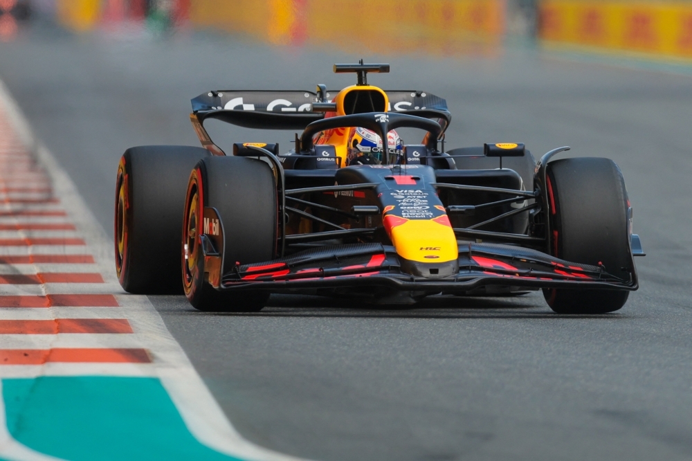 New dad, same speed: Verstappen flies to Miami pole as Hamilton hits Ferrari slump