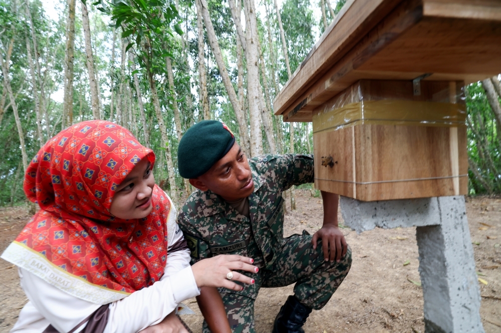 Soldiers, spouses profit from kelulut honey in RM10m Madani Camp drive