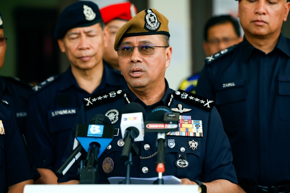 Cops bust job scam ring in Ipoh bungalow, 12 arrested in call centre targeting Chinese victims
