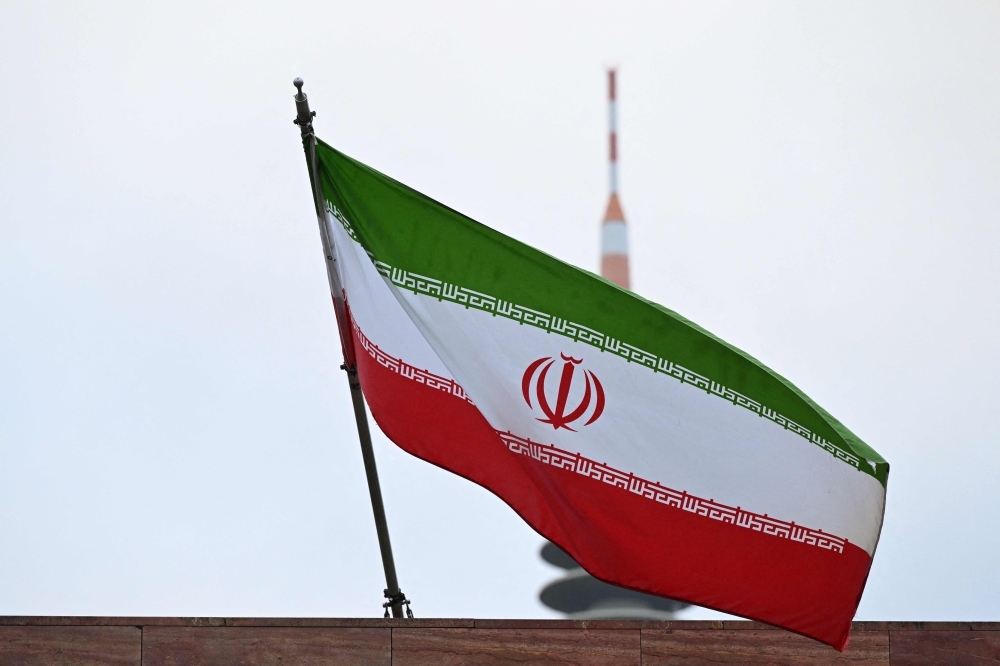 Dust storm sweeps from Iraq into Iran, affecting 13 million residents