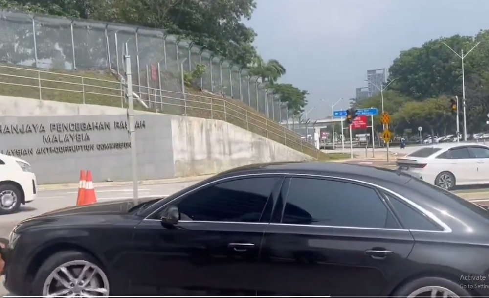 Former PM Ismail Sabri back at MACC for questioning over graft, money laundering probe