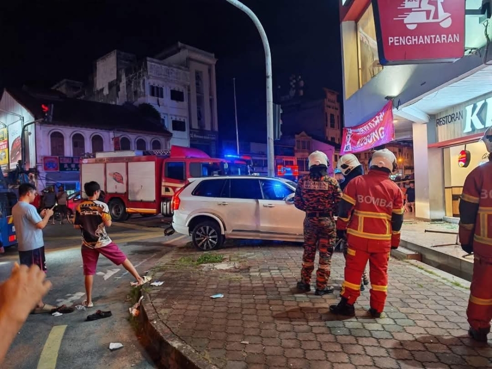 Elderly woman injured as MPV crashes into fast-food restaurant in Sitiawan
