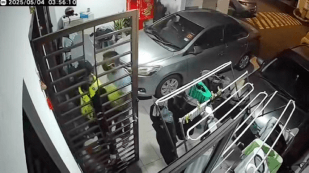 Caught on CCTV: Fake cops rob retiree's home in Semenyih, Kajang police launch manhunt (VIDEO)