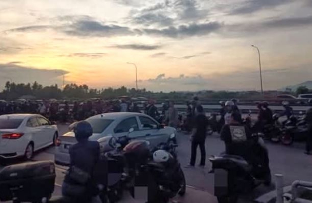 Penang highway sweep nets 98 motorcycles as police crack down on ‘mat rempits', arrest nine for reckless riding