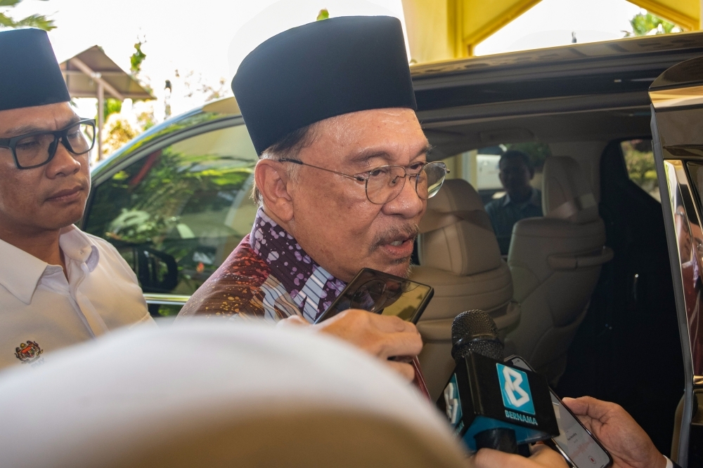 PM Anwar arrives in Tawau for Madani Rakyat Programme 2025's closing ceremony