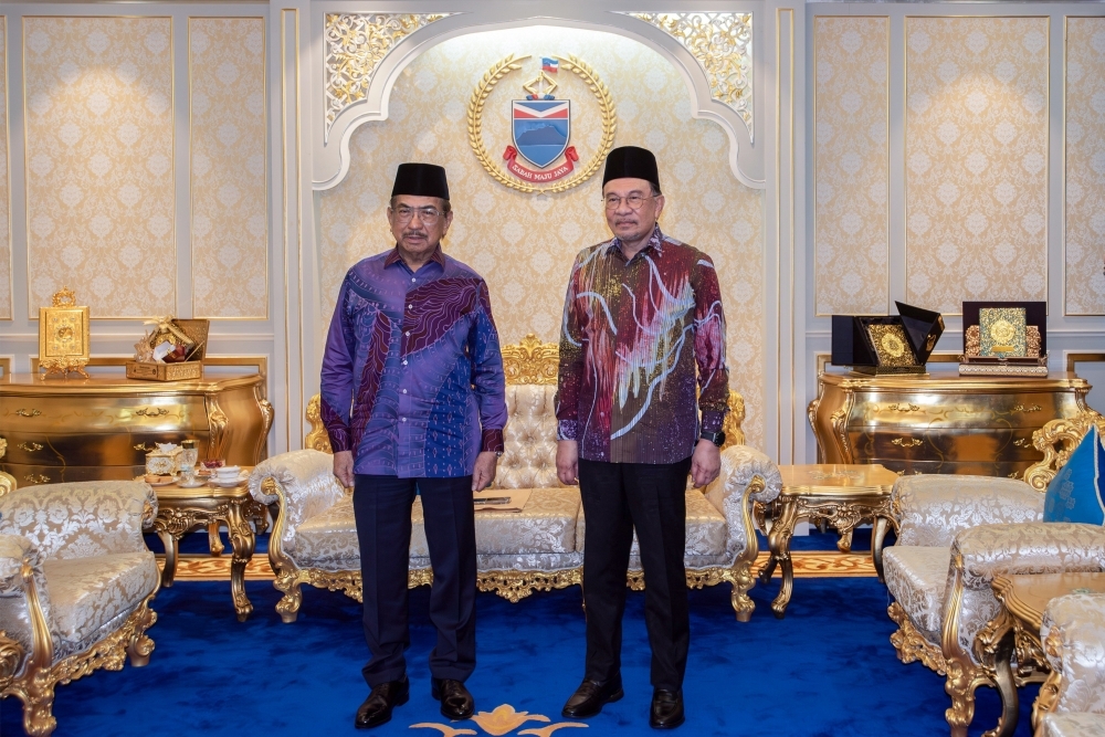 Anwar says no discussion on dissolving Sabah assembly during meeting with Governor