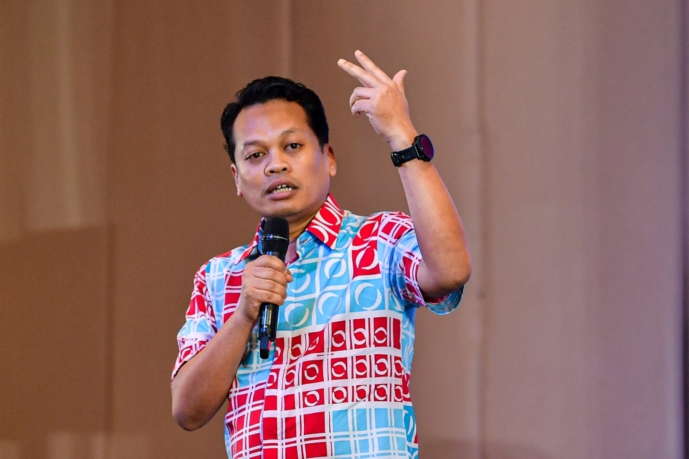 PKR's Nurul Izzah vs Rafizi Ramli a ‘healthy family contest', says Nik Nazmi ahead of party polls