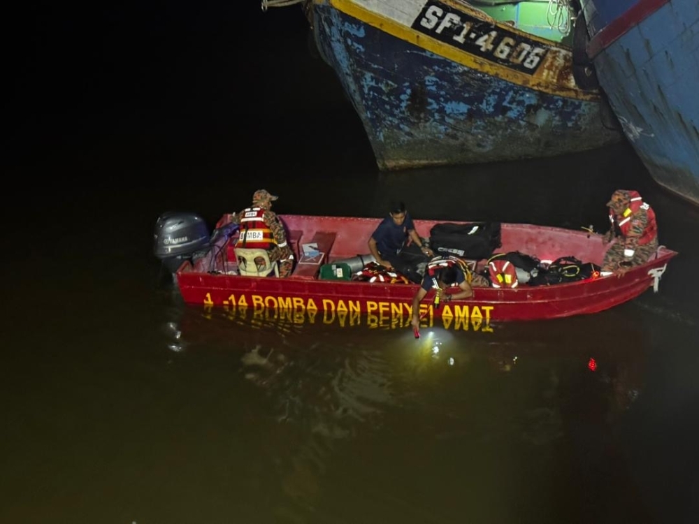 Rescue divers search Sarawak River after vehicle plunge; make and victims still unknown