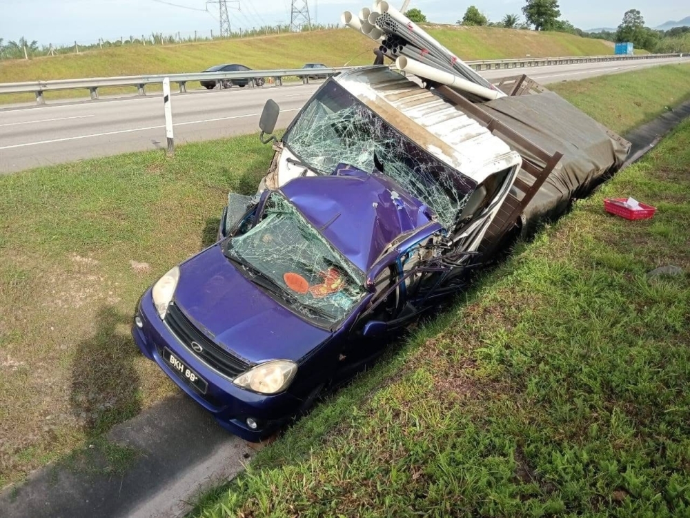 Instant death for man whose stationary car was hit by lorry on NSE near Batu Pahat