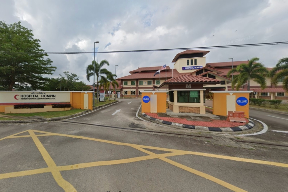 Cyclist and driver die in early morning Rompin three-vehicle crash, woman hurt after motorcycle hit by debris
