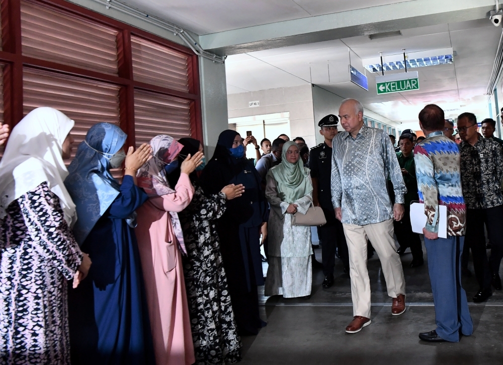 Sultan Nazrin visits injured FRU personnel at Teluk Intan Hospital, hands over contributions to victims