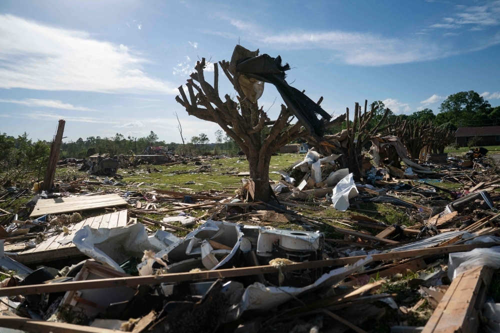 Storms kill 25 in central and south US, flatten homes, cut power to hundreds of thousands