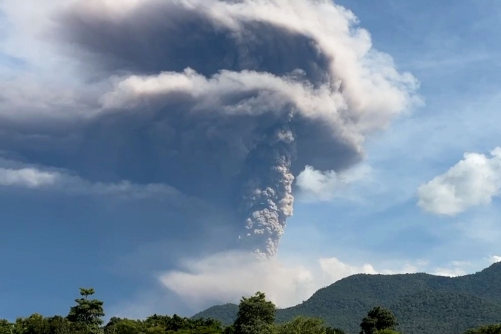 Indonesia's Mount Lewotobi's eruption sends ash 6,000 metres into sky, prompting highest aviation warning
