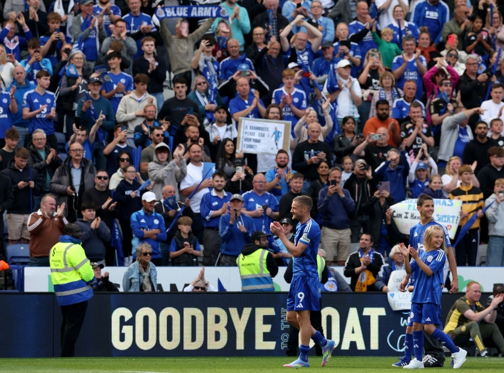 Ndiaye double gives Everton perfect Goodison send-off, as Vardy scores farewell 200th goal in Leicester swansong