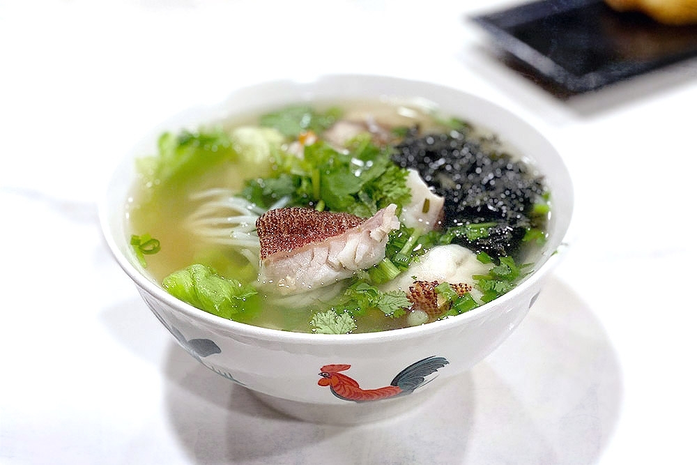 Be it soup or fried, fresh seafood galore awaits at Hai Kah Lang in JB Sentosa