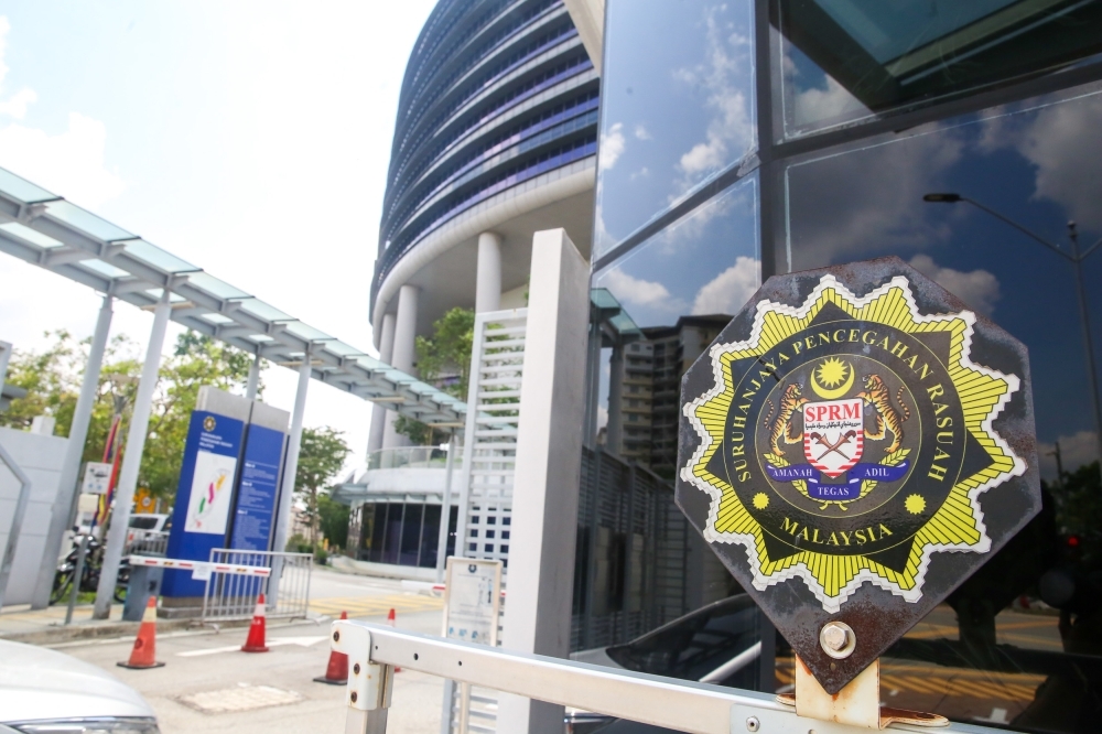MACC arrests six, including Datuk civil servant, over RM115,000 bribery linked to govt contracts