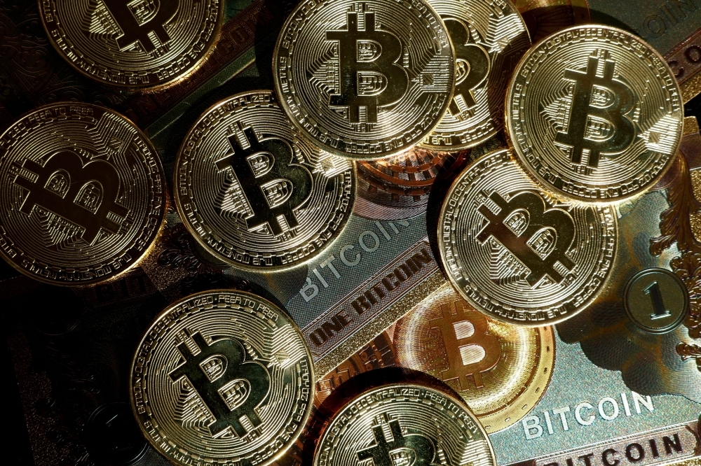 Dollar tumbles on fiscal worries as Bitcoin extends record rally, surging past US$110,000