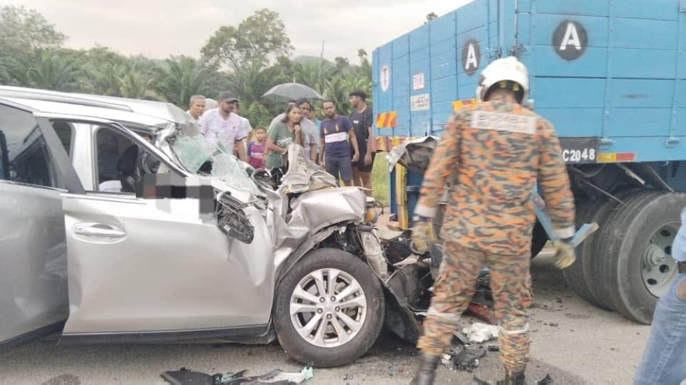 Husband killed, wife injured in Segamat Nissan X-Trail and Scania trailer crash
