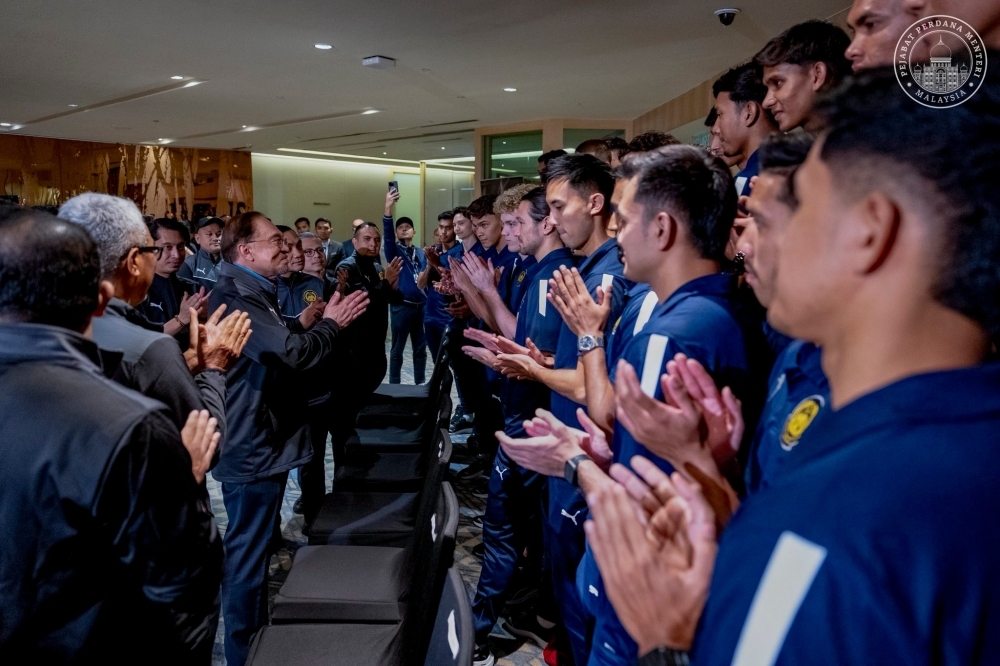 Anwar meets Harimau Malaya squad in Johor, rallies support ahead of crucial Asian Cup qualifier with Vietnam