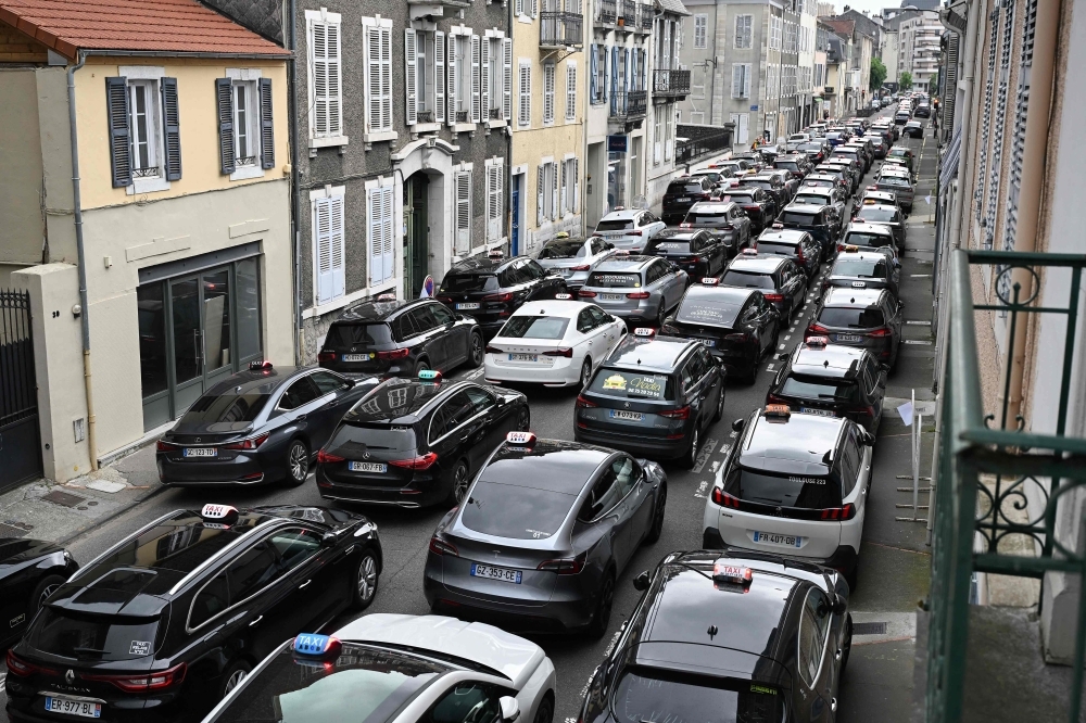 Taxi drivers to block Paris airports and Roland Garros in showdown with government