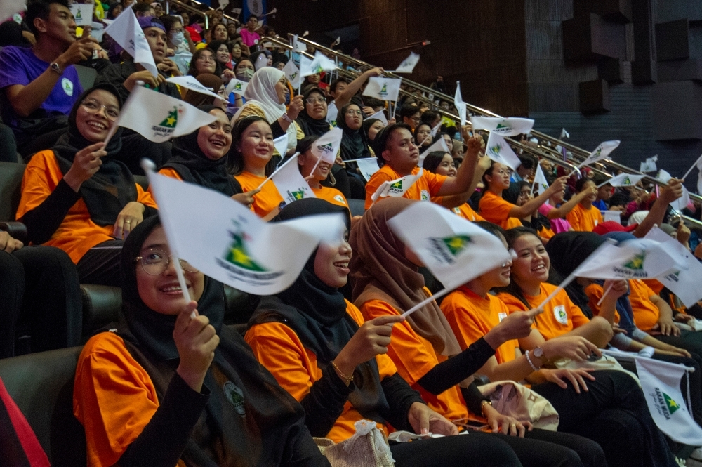 Youth and Sports Ministry revives Rakan Muda initiative to empower Malaysia's youth with modern activities, tech focus