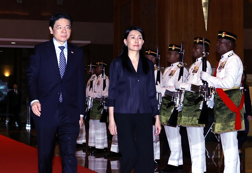 Singapore PM arrives in KL for Asean Summit