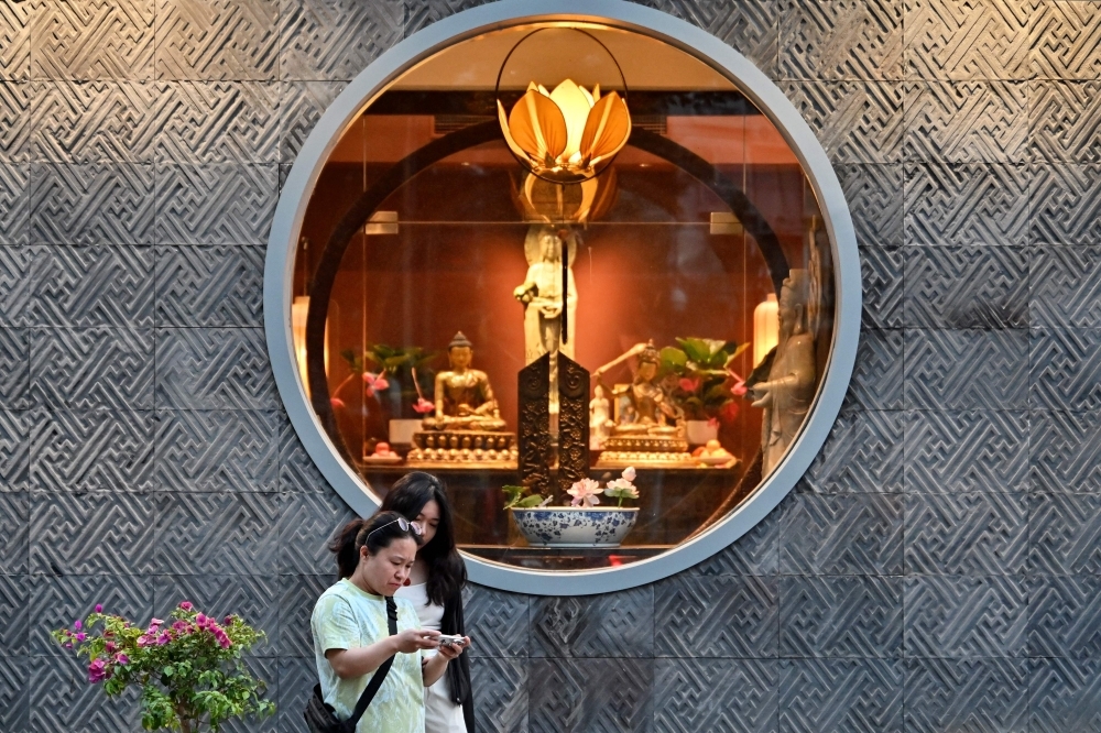 China cuts rates — but households just save harder