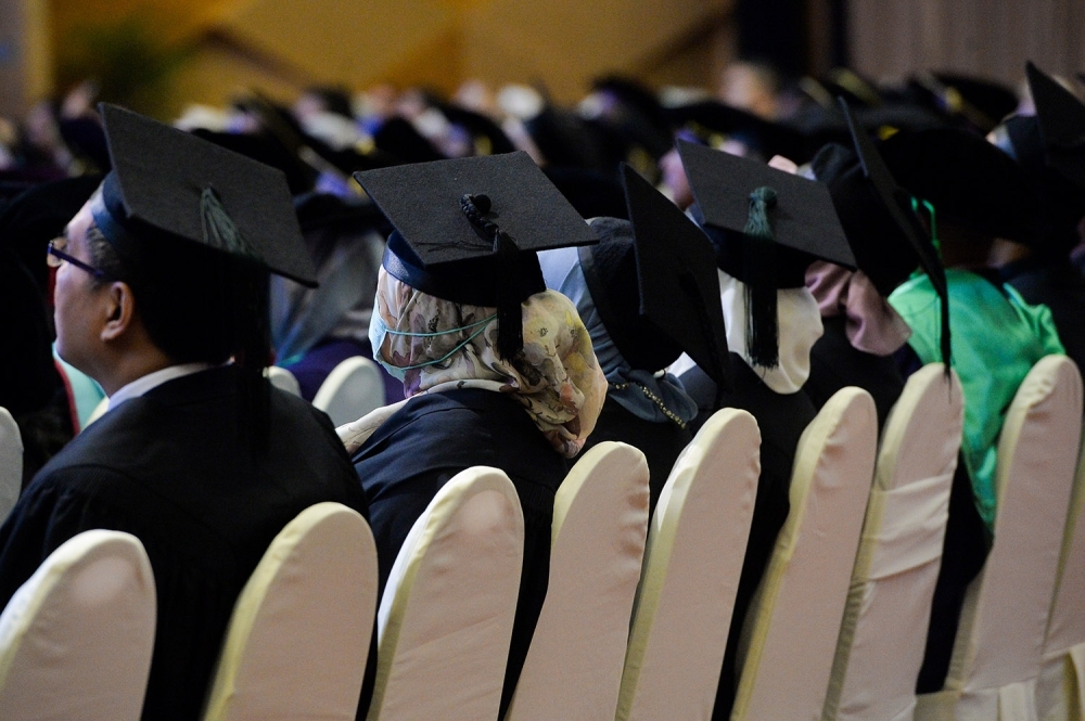 Graduating from a Singapore university? Survey shows private grads lag in jobs, pay gap widens