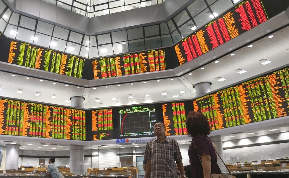 Bursa Malaysia reverses gains, closes lower on late selling pressure