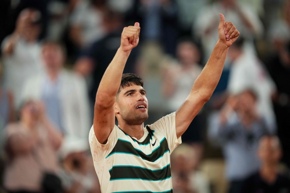 Sabalenka, Zheng cruise into fourth round while Alcaraz survives scare at Roland Garros