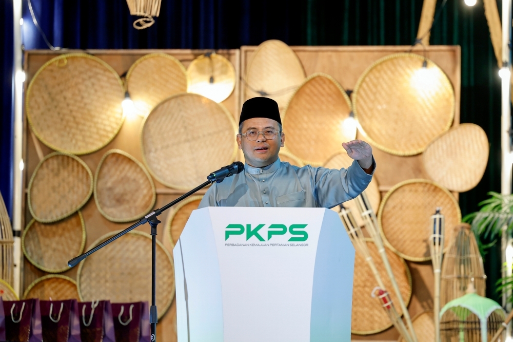 Tengku Zafrul replacing me? Please pray that I stay as Selangor MB while you're on Haj, Amirudin tells minister