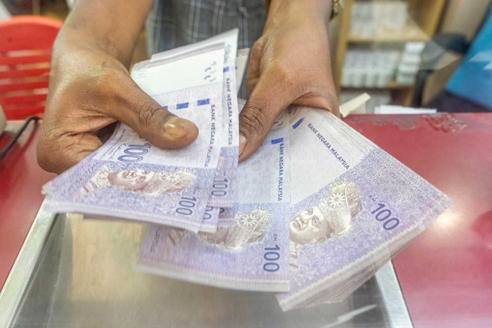 Analysts: Ringgit faces choppy waters next week on US tariff uncertainty, Fed watch