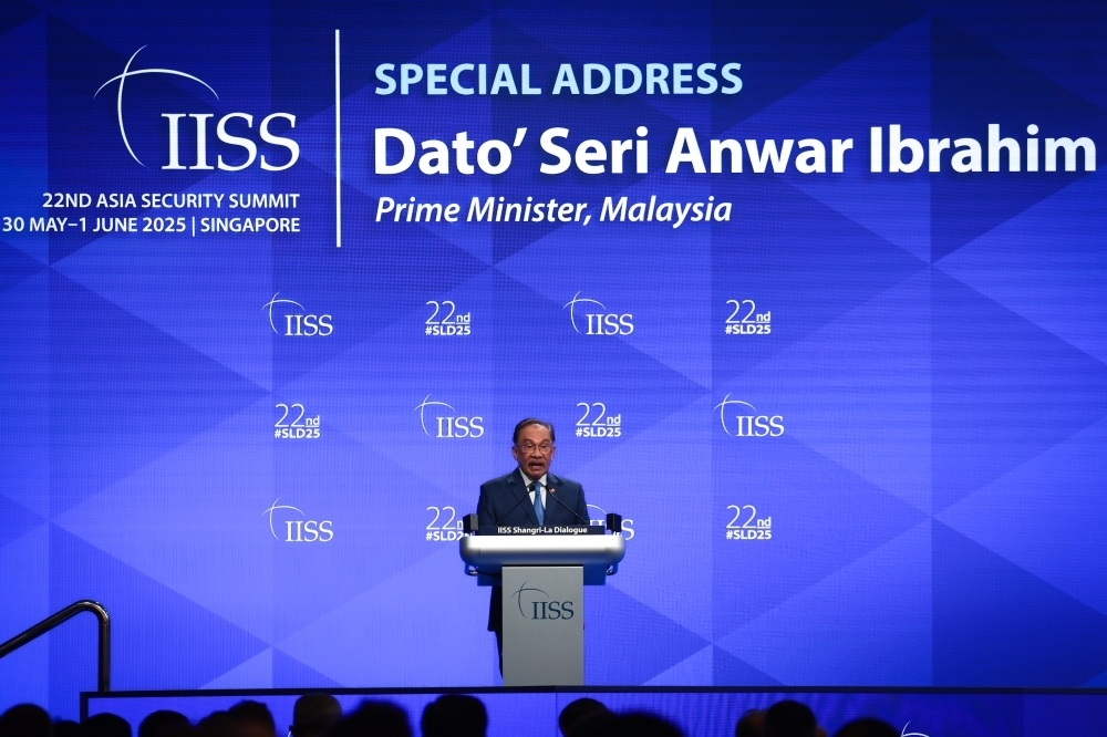 Anwar, Singapore leaders discuss border, energy and regional cooperation during one-day visit