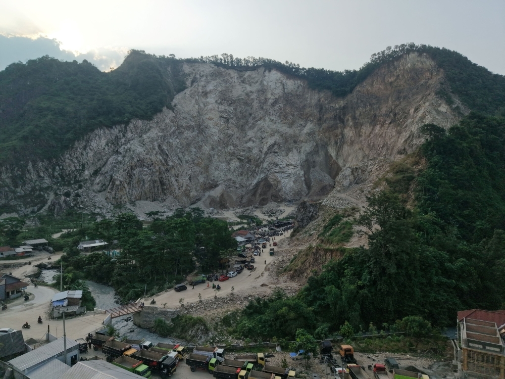 Indonesia quarry landslide death toll hits 17, eight still missing