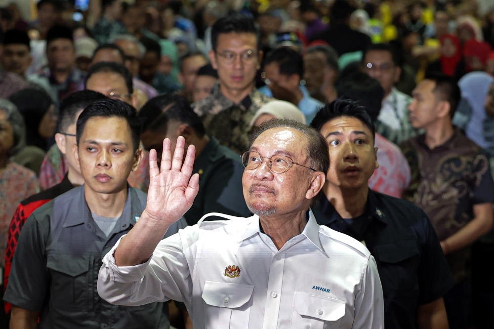 Anwar laments poor reading culture, says Malaysians must move beyond social media rants
